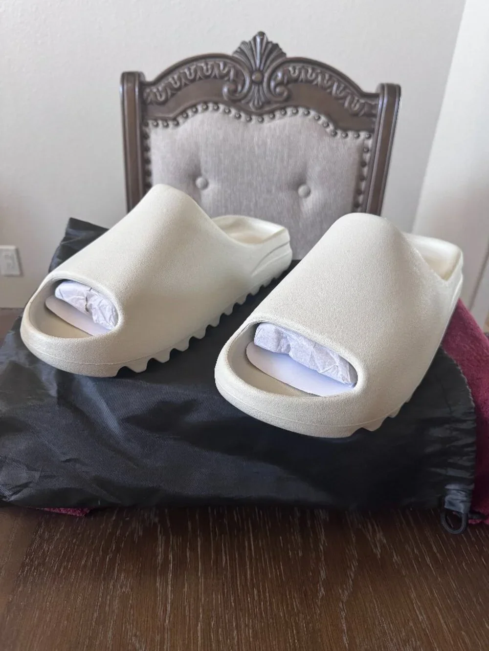 13 MEN'S YEEZY SLIDES